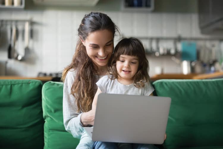 mujer, tenencia, niño, con, computadora, en, regazo