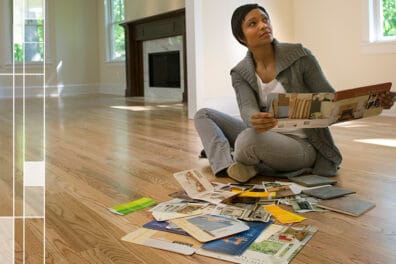mujer sentada en el suelo de su casa mirando colores de pintura