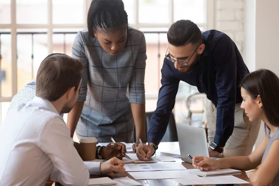 empleados trabajando juntos