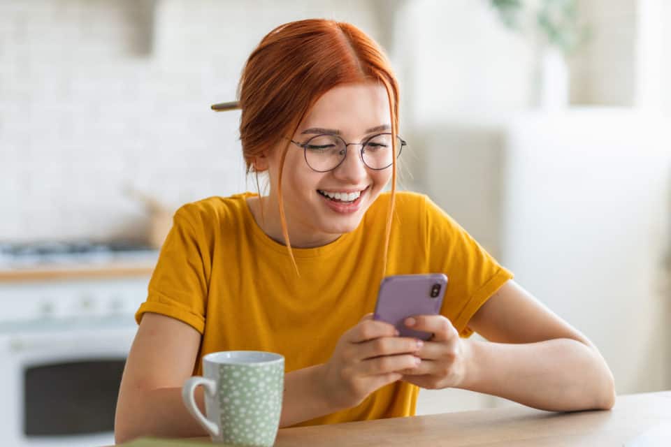 mujer sosteniendo telefono