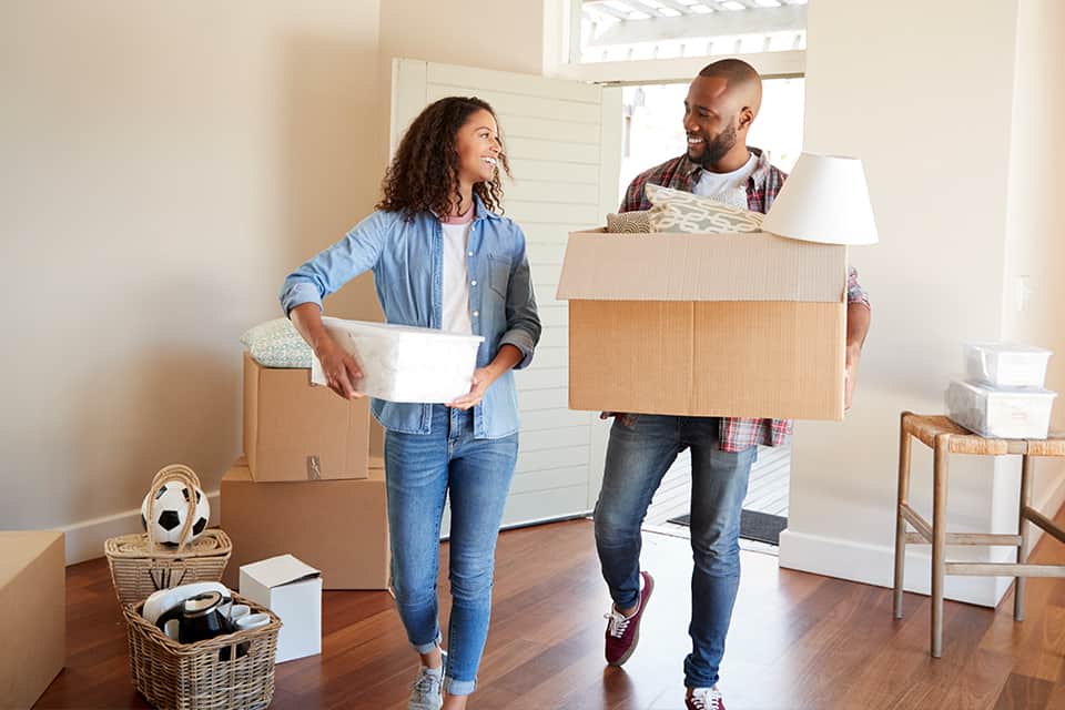 pareja con cajas de mudanza